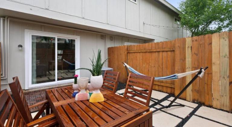 Contemporary Couples Getaway Near Austin Favorites - Loft 21 — photo 4