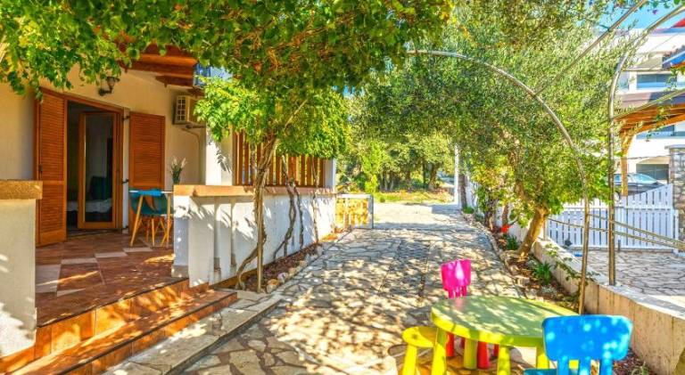 Holiday apartment with terrace, garden & grill in Novalja