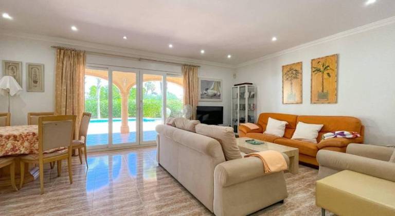 Villa with pool — photo 4
