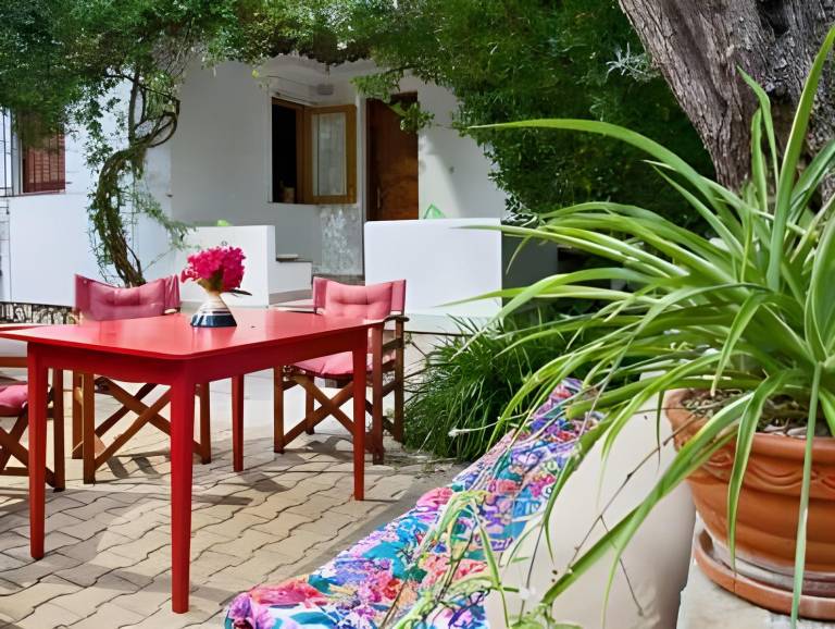Family-friendly serviced apartment with terrace, yard & pool | Pets allowed in Skopelos
