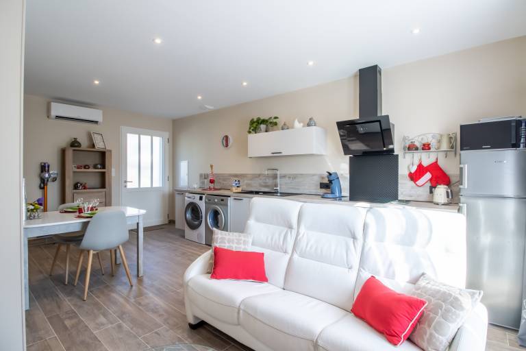 Fully equipped nice vacation home with fast internet, terrace & grill | Garden view | Pets are welcome — photo 3