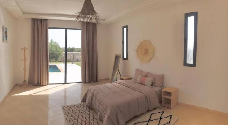 Villa with pool — photo 5