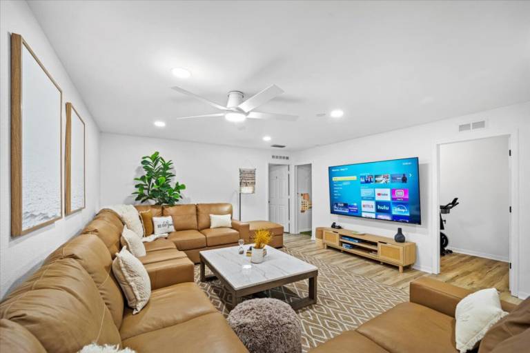 Luxury 10BR FREE pool heat, Hot Tub, & Game Room — photo 4