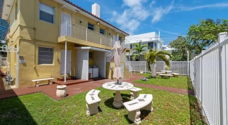 Cozy 1BR Beach Apartment Walk to Miami Beach — photo 4