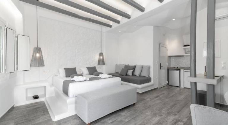 Rental apartment with patio & hot tub in Naxos