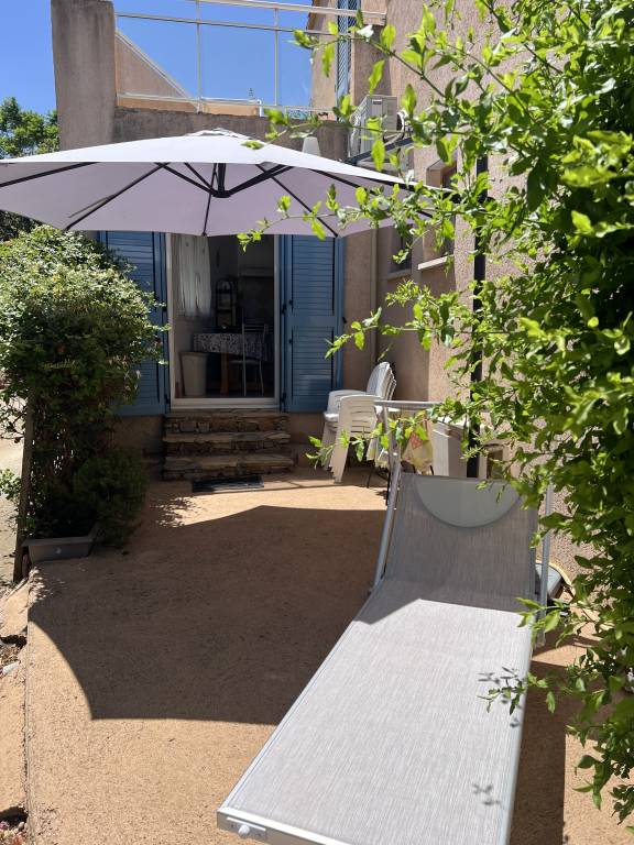 Rental apartment with patio, yard & BBQ | Sea view — photo 2