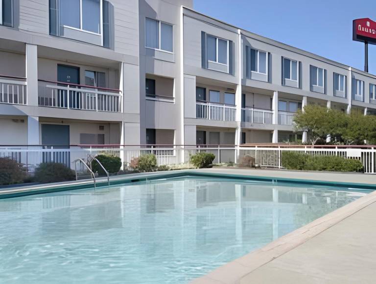 Clarion Pointe - Greensboro Coliseum Area — photo 5