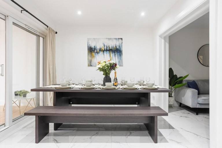 Modern 5-Bedroom Near Heathrow Airport Sleeps 10 — photo 3