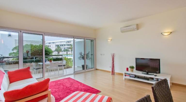 Rental apartment with private pool, terrace & yard — photo 2