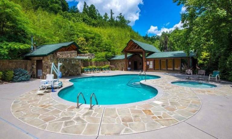 Cabin with jacuzzi, barbeque & pool | Mountain view in Gatlinburg, TN