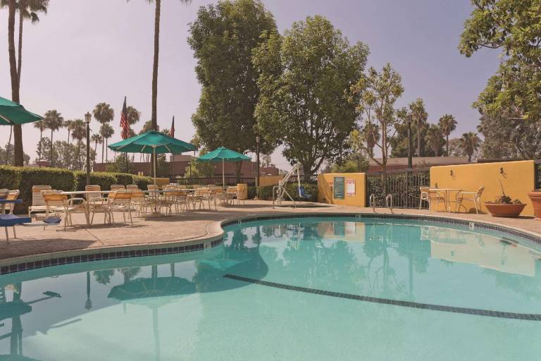 La Quinta Inn & Suites by Wyndham Buena Park — photo 3