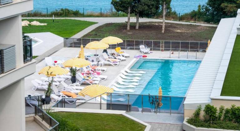 Apartment with hot tub, pool & garden | Beach nearby | Pets allowed — photo 2