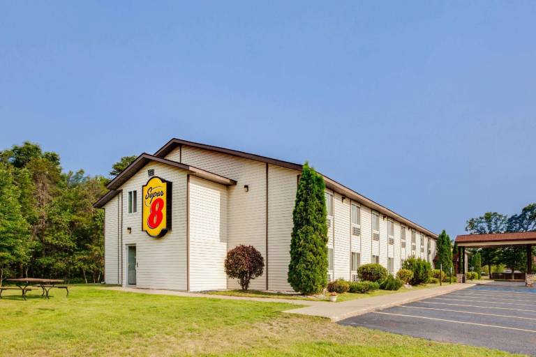 Super 8 By Wyndham Grayling in Grayling, MI