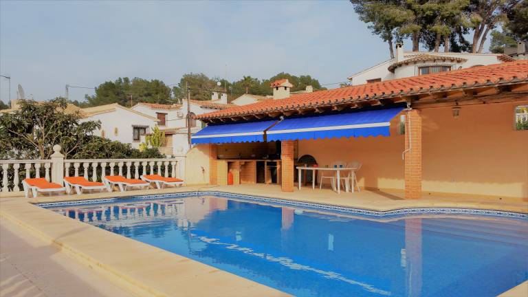 Pet-friendly Villa Casa Jessie with Pool, A/C, Wi-Fi, Garden & Terrace — photo 4