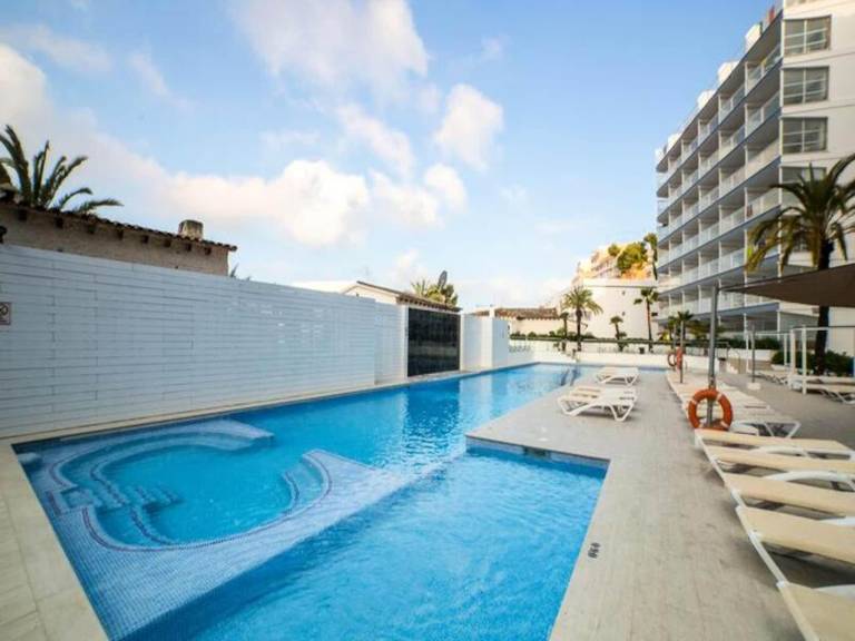Holiday apartment with pool & patio — photo 3