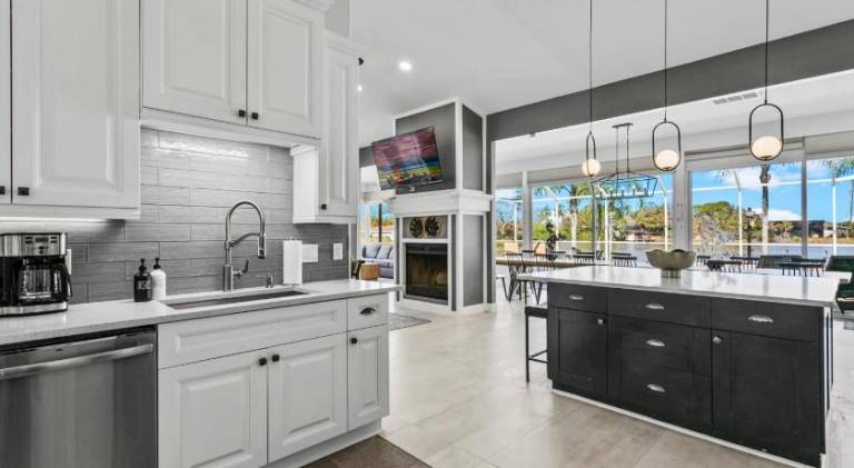 Waterfront Pool Pickleball Basket Sleeps 18 — photo 4