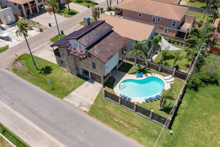 House with pool & yard — photo 2