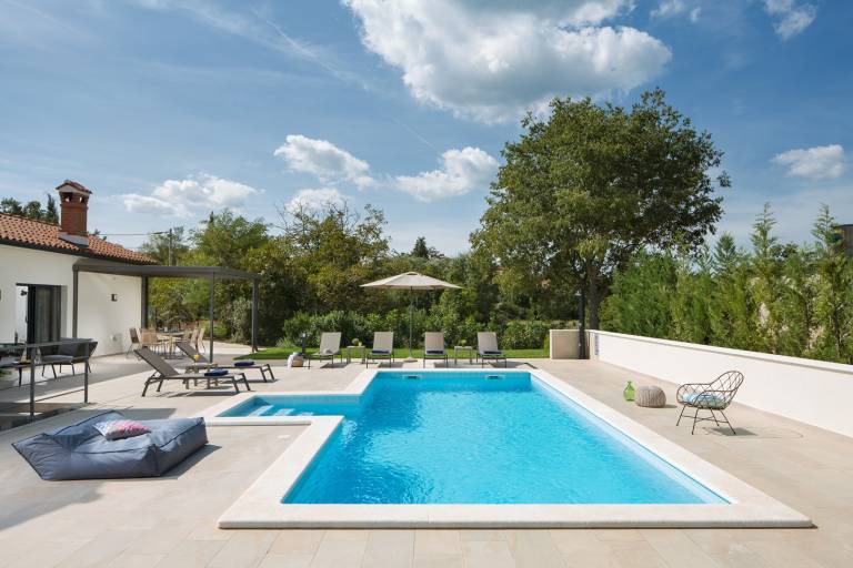Villa with BBQ, patio & private pool — photo 5