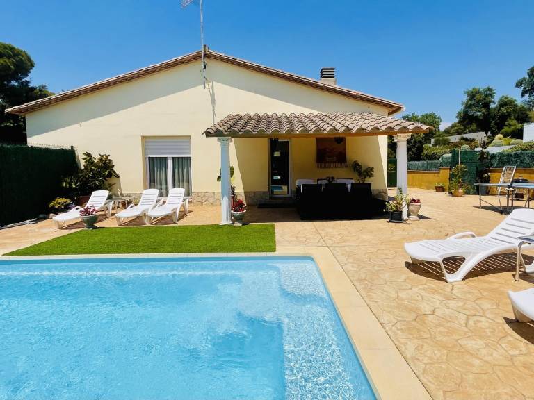 Children-friendly villa with barbecue, yard & private pool | Pets are welcome — photo 4