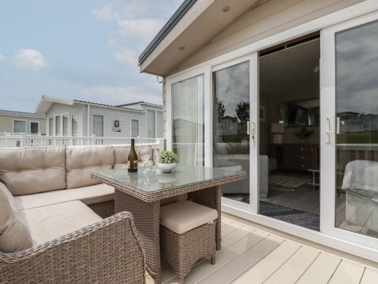 Cottage with pool & yard | Beach view — photo 3