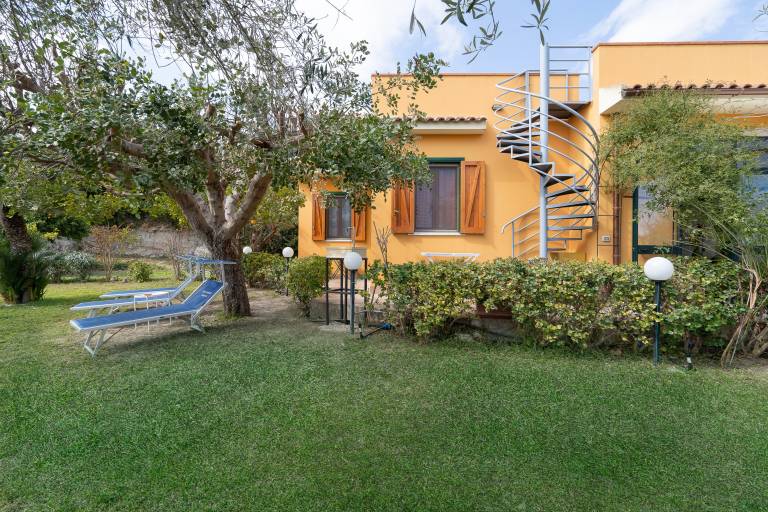 Vacation home with terrace, BBQ & fast internet | Garden view — photo 4