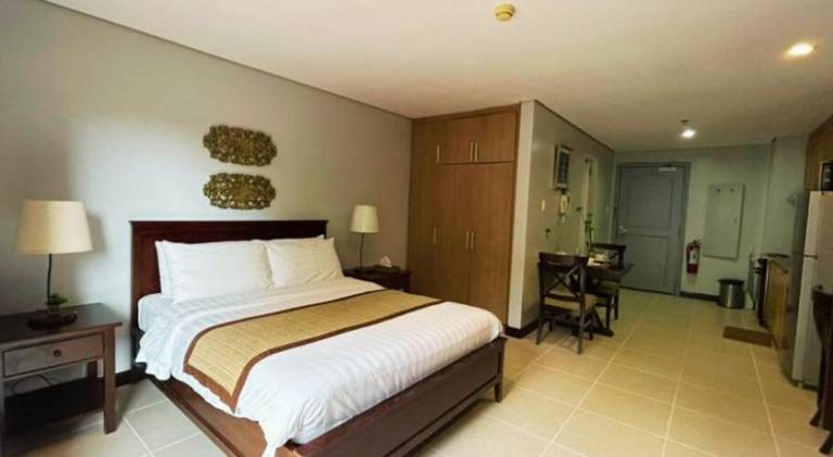 Serviced apartment with terrace & yard in Tagaytay