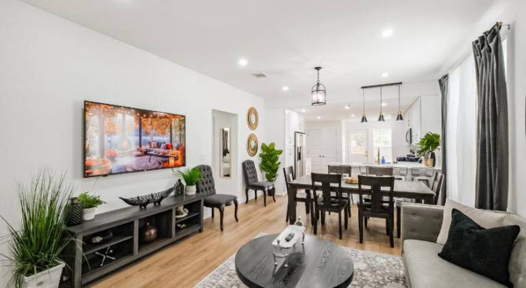 Fully equipped ample house with garden | Perfect for remote work | Dogs allowed in Houston, TX