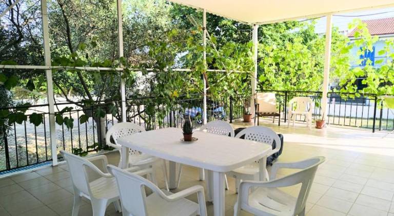 House with grill, garden & patio — photo 5