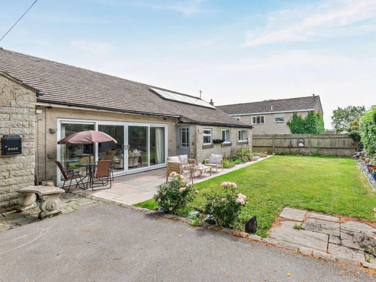 House with yard in Bakewell