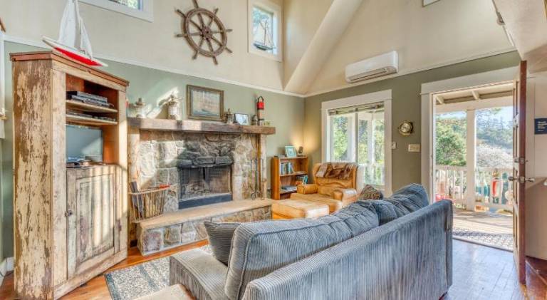 House with jacuzzi — photo 4