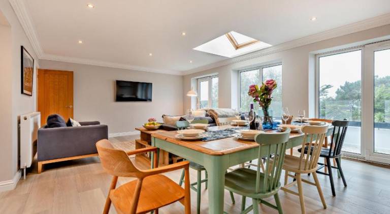 High Tides Elegant & Modern 4-Bedroom Villa in Sandbanks — photo 3