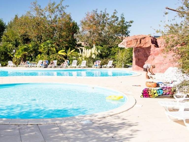 Family-oriented charming mobile home with heated pool & terrace | Beach nearby | Dogs allowed — photo 3