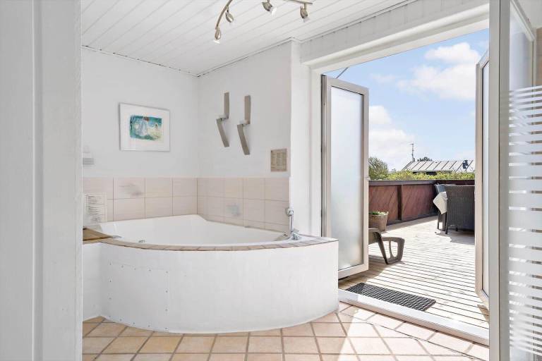 Vacation home with hot tub, sauna & patio — photo 4