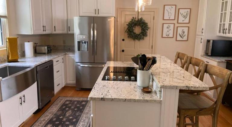 Lodge with terrace, BBQ & pool | Pets are welcome — photo 3