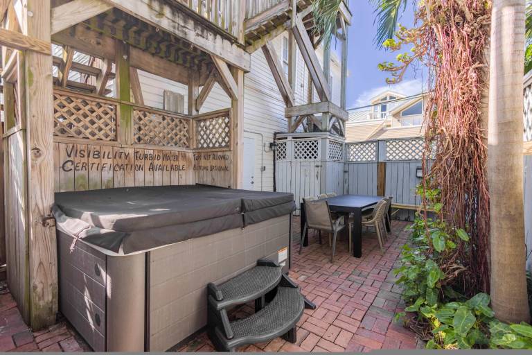 Family-friendly rental apartment with BBQ, fast internet & yard | Next to Mallory Square | Sea view | Pets allowed — photo 2