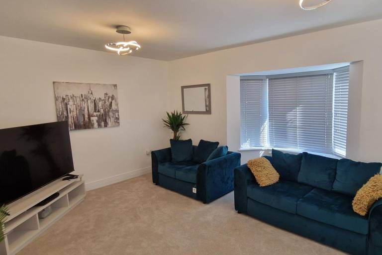 Peterborough - House - Sleeps 8 - Parking - Garden — photo 2