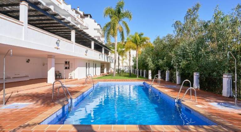 Apartment with pool & yard in Almunecar