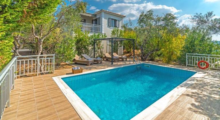 Rental apartment with yard, terrace & pool — photo 5