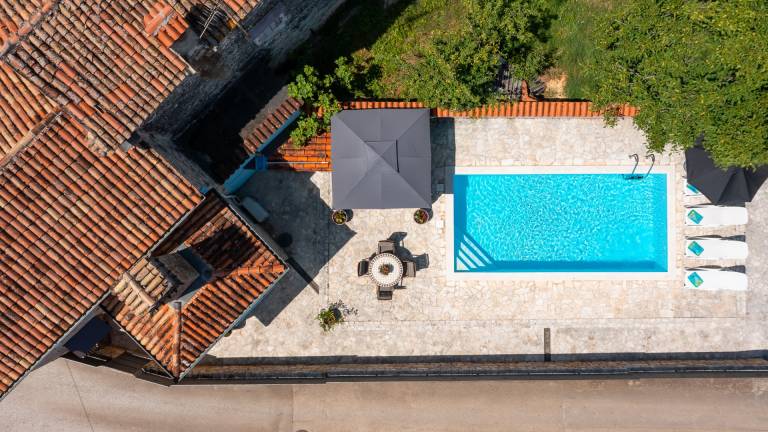 Villa with yard, grill & private pool | Pets are welcome — photo 2