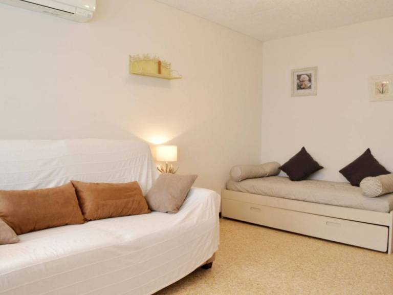 Charming studio in Le Lavandou with parking near beach — photo 2