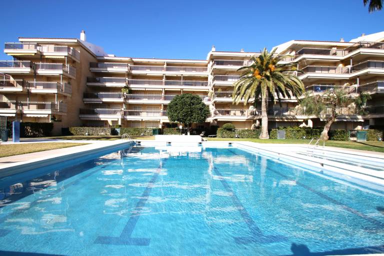 Holiday apartment with pool, patio & yard — photo 4