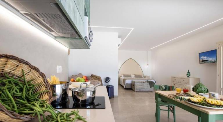 Family-friendly lovely serviced apartment with patio, pool & garden | Pets allowed — photo 4