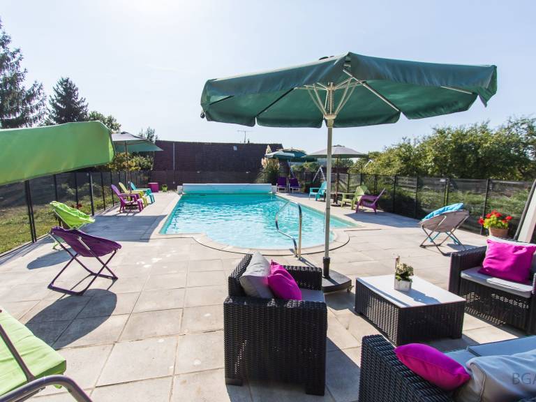 Fully equipped vacation home with BBQ, patio & pool | Pets allowed in Vesoul