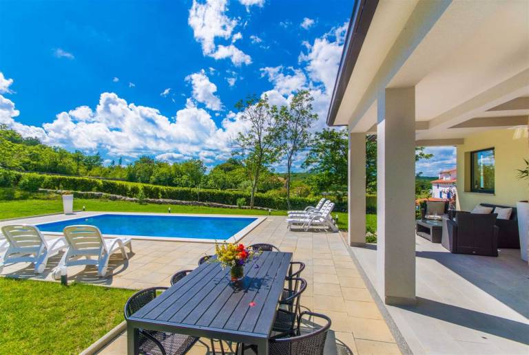 Family-friendly rental with BBQ, yard & pool | Pool view | Pets are welcome — photo 5