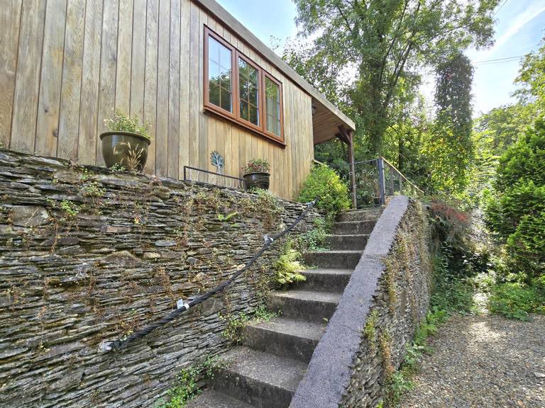 Cottage with garden — photo 4