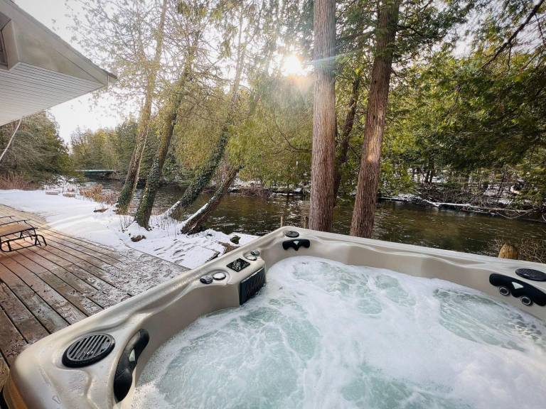 Firefly Lodge, Beautiful River, Hot Tub, Woodstove — photo 5