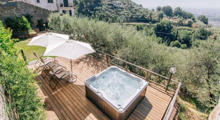 Vacation home with garden, jacuzzi & barbeque — photo 2