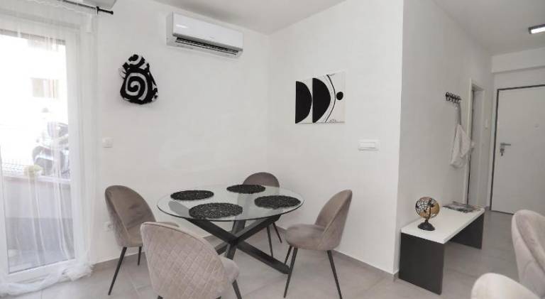 Apartment with pool — photo 5