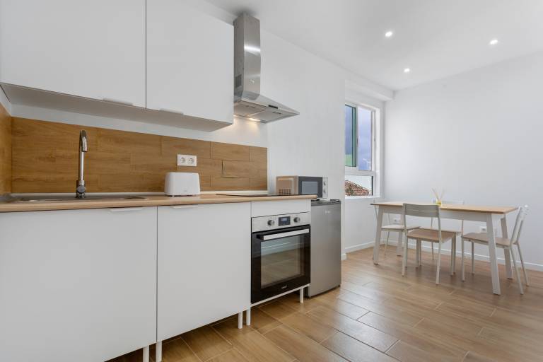 Sunny Apartment, 3 Bedrooms, Breakfast Included (Thu, Fri, Sat, Sun) — photo 2
