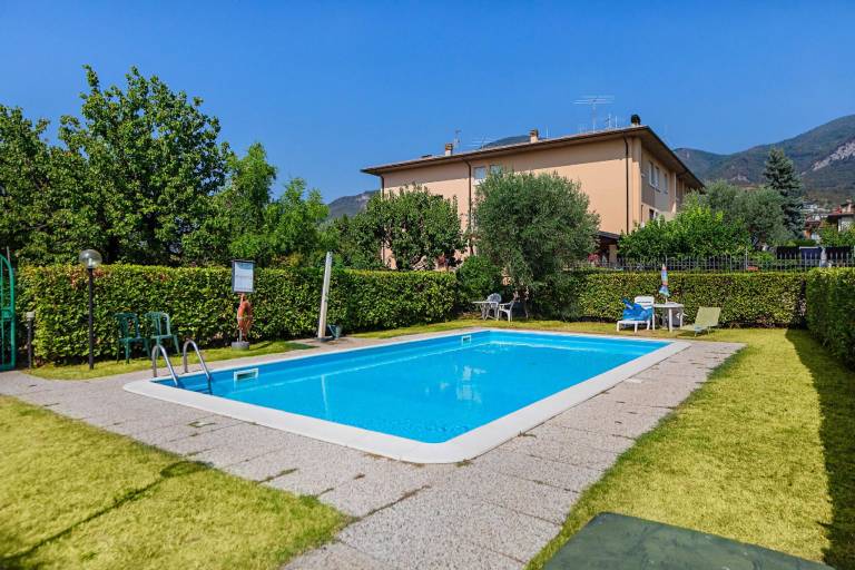 Rental apartment with pool & terrace in Gardone Riviera